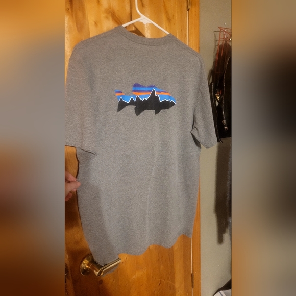 Like New Men's size LG Patagonia Trout logo Responsibili-TEE shortsleeved Tshirt - Picture 3 of 4